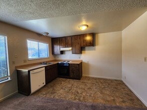 934 Briarwood Dr in West Sacramento, CA - Building Photo - Building Photo