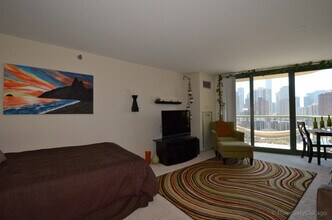 111 W Maple St in Chicago, IL - Building Photo - Building Photo
