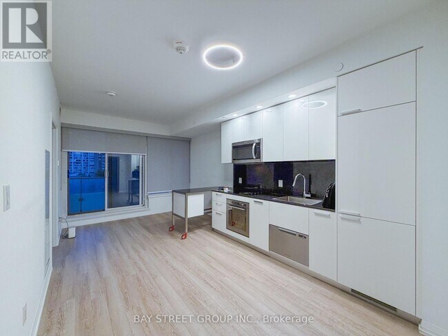 75 Canterbury Pl in Toronto, ON - Building Photo - Building Photo