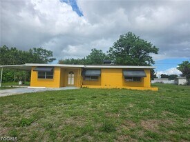 102 Connecticut Rd in Lehigh Acres, FL - Building Photo