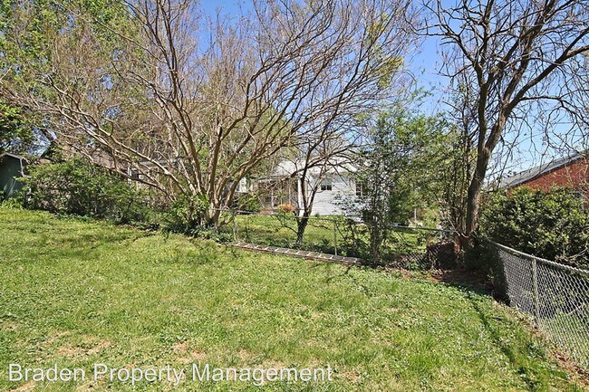 706 Grove Ave in Charlottesville, VA - Foto de edificio - Building Photo