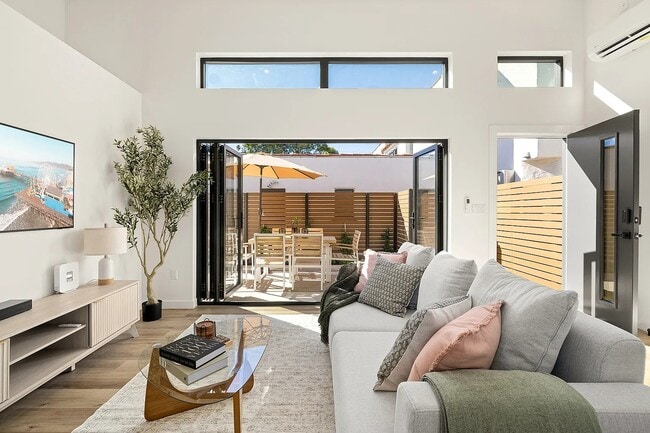 233 Ashland Ave in Santa Monica, CA - Foto de edificio - Building Photo