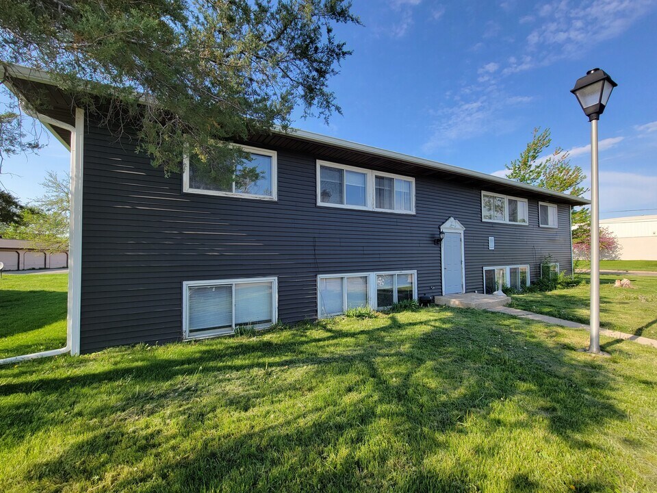 4921 Tama St in Marion, IA - Building Photo