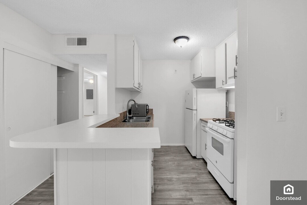 18620 Hatteras St, Unit 276 in Tarzana, CA - Building Photo