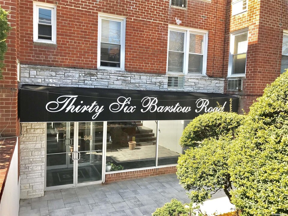 36 Barstow Rd in Great Neck Plaza, NY - Building Photo