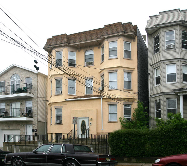 67 Bostwick Ave in Jersey City, NJ - Building Photo - Building Photo