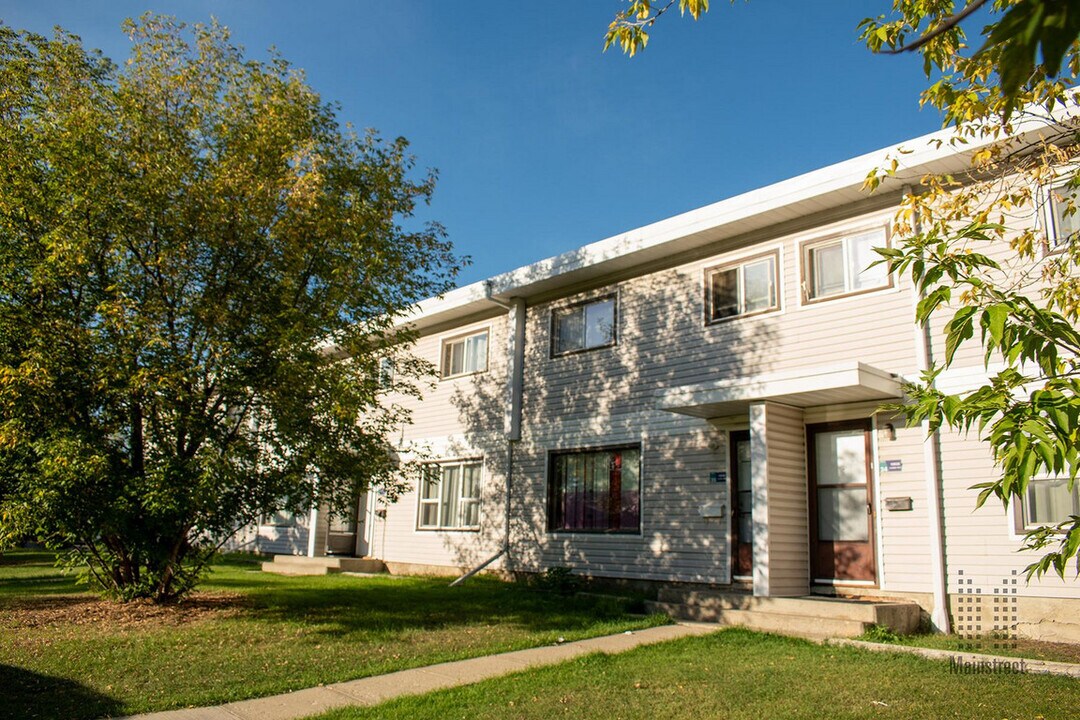 Lauderdale Manor in Edmonton, AB - Building Photo