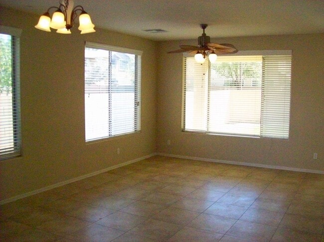 3124 S Lois Ln in Gilbert, AZ - Building Photo - Building Photo