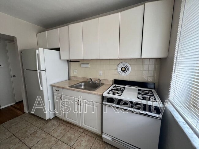 9011 Olive Blvd in Olivette, MO - Building Photo - Building Photo