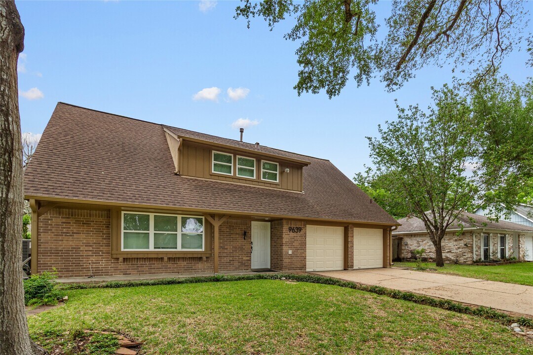 9639 Springview Ln in Houston, TX - Foto de edificio