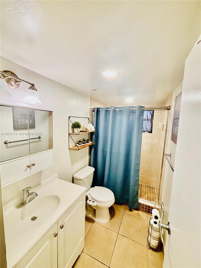 8350 Sands Point Blvd in Tamarac, FL - Building Photo - Building Photo