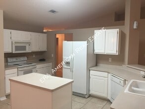 1886 Greystone Ln in Fort Walton Beach, FL - Foto de edificio - Building Photo