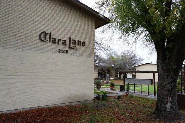 Silver Springs Apartments in San Antonio, TX - Foto de edificio - Building Photo