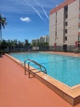 5201 NW 7th St, Unit 209 WEST in Miami, FL - Foto de edificio - Building Photo