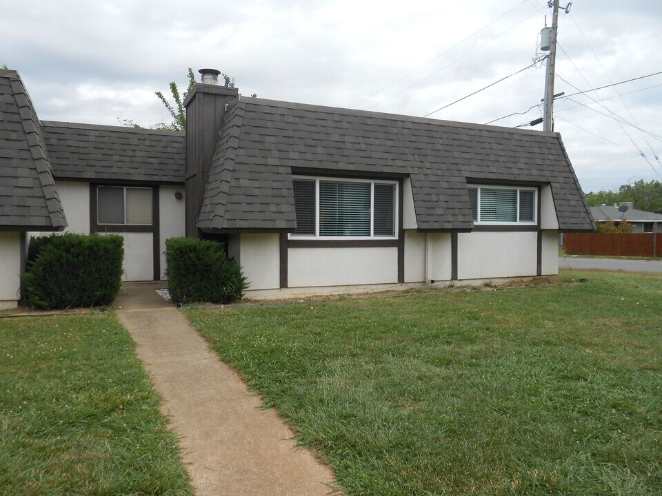 2442 Wilson Ave in Redding, CA - Building Photo