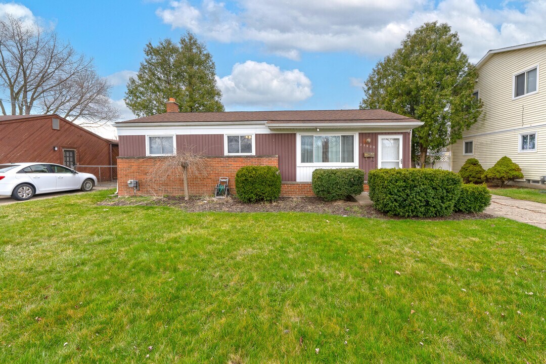33639 Newport Dr in Sterling Heights, MI - Building Photo
