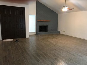 17211 Meadow Butte Dr in Houston, TX - Foto de edificio - Building Photo