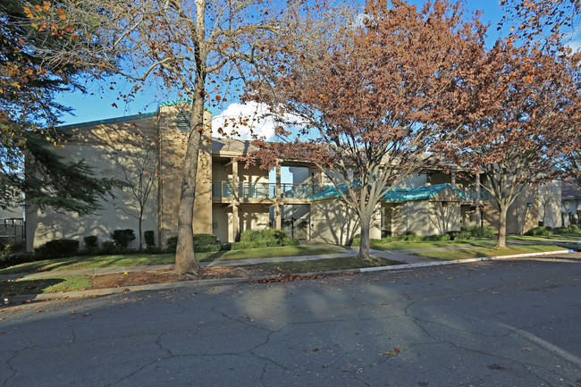 Sherman Oaks Plaza in Sacramento, CA - Foto de edificio - Building Photo