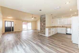 11826 Greenwood Village Dr in San Antonio, TX - Building Photo - Building Photo