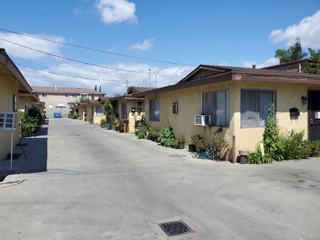 5143-5147 Clara St in Cudahy, CA - Foto de edificio - Building Photo