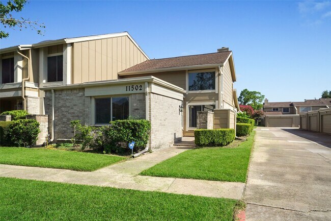 11502 Village Pl Dr in Houston, TX - Building Photo - Building Photo