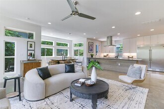 1904 S L Davis Ave in Austin, TX - Foto de edificio - Building Photo