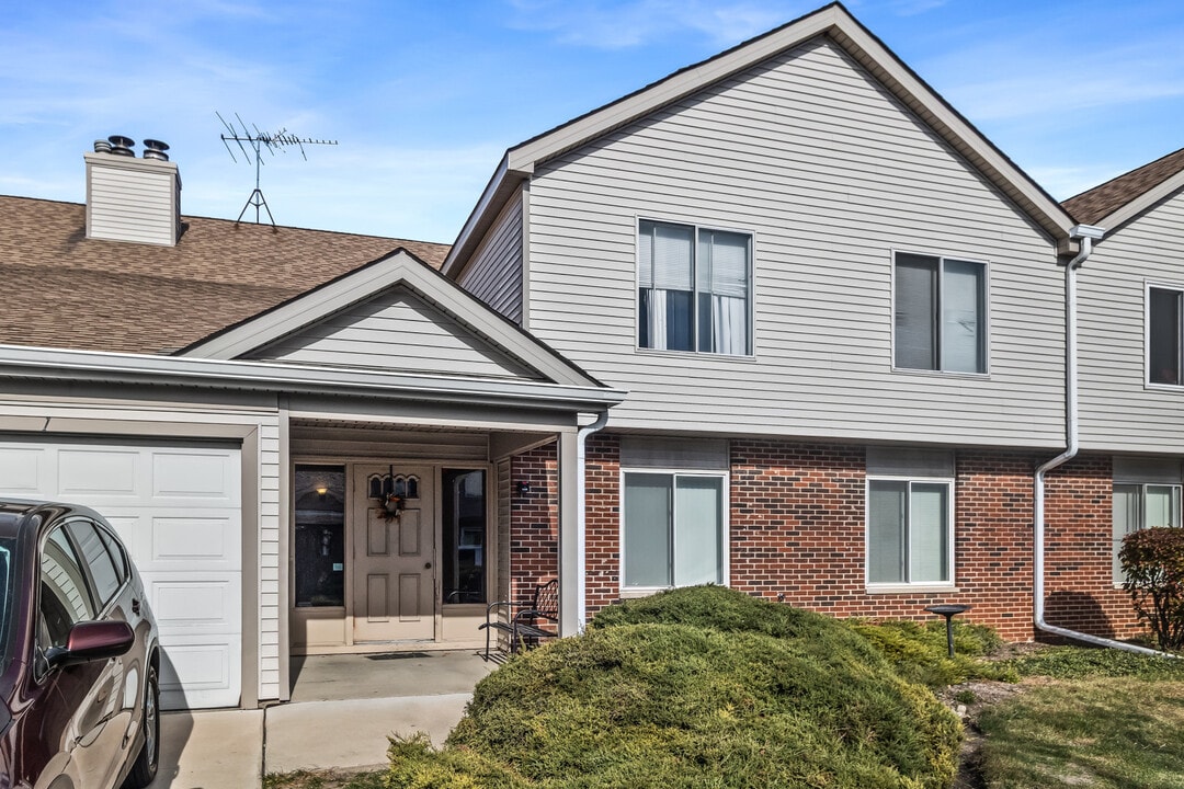 7020 Andover Ct in Woodridge, IL - Building Photo