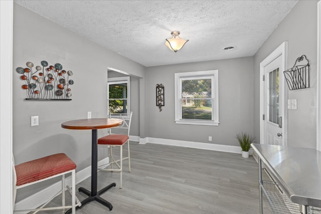 350 Hill Park Dr in Bristol, VA - Foto de edificio - Building Photo