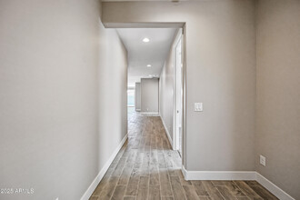 24137 W Hilton Ave in Buckeye, AZ - Foto de edificio - Building Photo