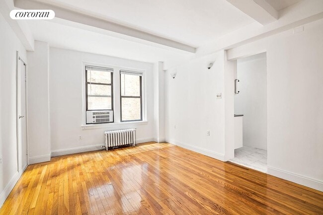 321 E 54th St in New York, NY - Building Photo - Building Photo