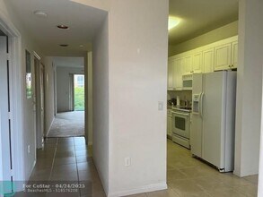 7725 Yardley Dr in Tamarac, FL - Foto de edificio - Building Photo