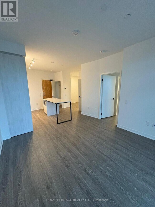 2495 Eglinton Ave W in Mississauga, ON - Building Photo - Building Photo