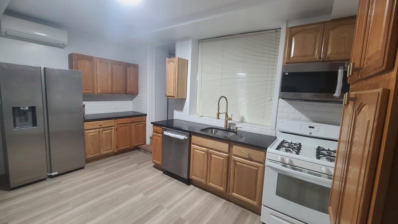 757 E 213th St in Bronx, NY - Building Photo