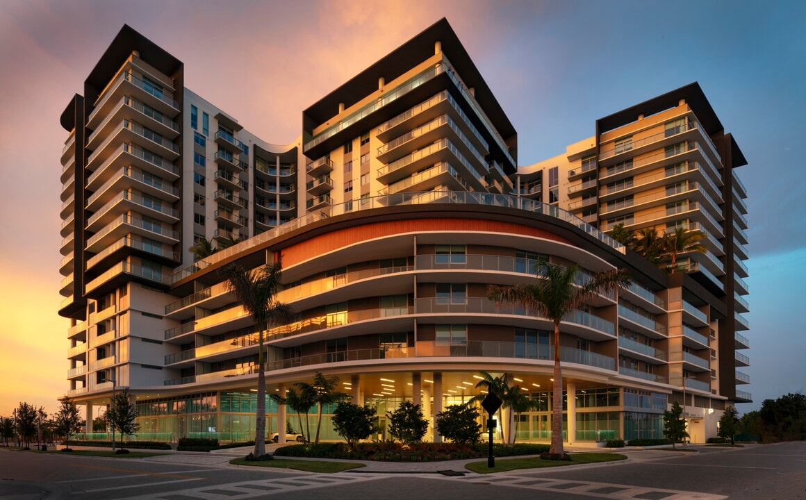 Ascent at Metropolitan Naples in Naples, FL - Foto de edificio