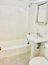 47 Davis Ave, Unit 4F in White Plains, NY - Foto de edificio - Building Photo