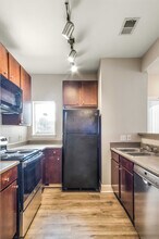 Room in Condo on Crossing Pl in Austin, TX - Building Photo - Building Photo