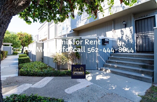 2950 S Greenville St in Santa Ana, CA - Building Photo - Building Photo