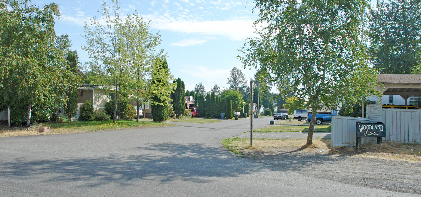 Woodland Estates Mobile Home Park in Puyallup, WA - Foto de edificio