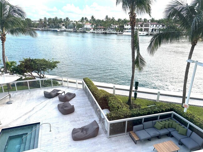 6700 Indian Creek Dr, Unit 401 in Miami Beach, FL - Foto de edificio - Building Photo