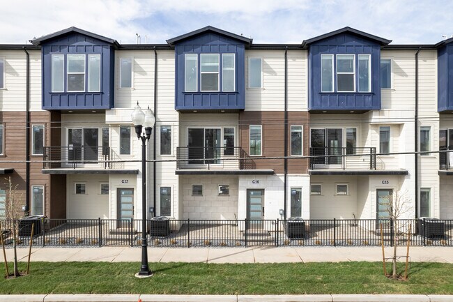 Indigo Eight80 in Clearfield, UT - Foto de edificio - Building Photo