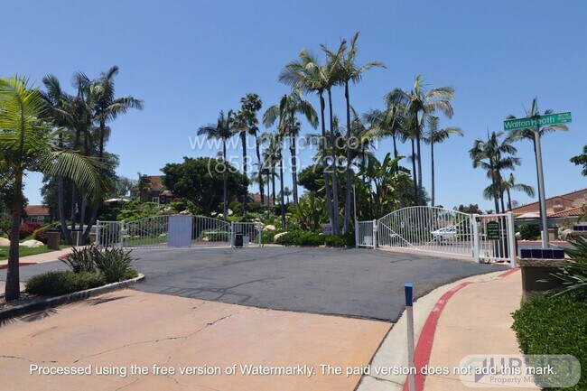 15557 Walton Heath Row in San Diego, CA - Building Photo - Building Photo