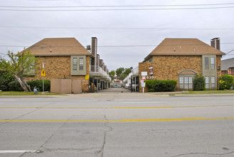 8330 Park Ln in Dallas, TX - Foto de edificio - Building Photo