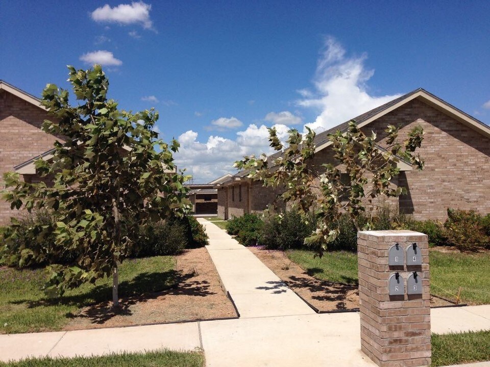 1915 Lacywood, Unit 1 in Edinburg, TX - Building Photo