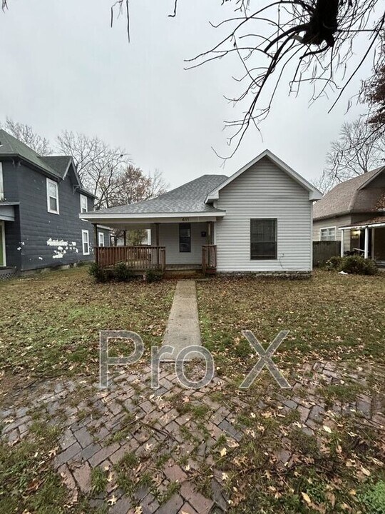 411 W Kansas St in Pittsburg, KS - Building Photo