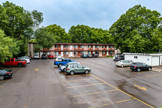 417 Washington St Apartments in Eau Claire, WI - Foto de edificio - Building Photo