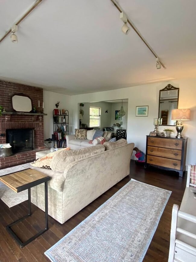 4 Candlewood Knolls Rd in New Fairfield, CT - Foto de edificio - Building Photo