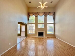 2339 Plantation Bend Dr in Sugar Land, TX - Building Photo - Building Photo