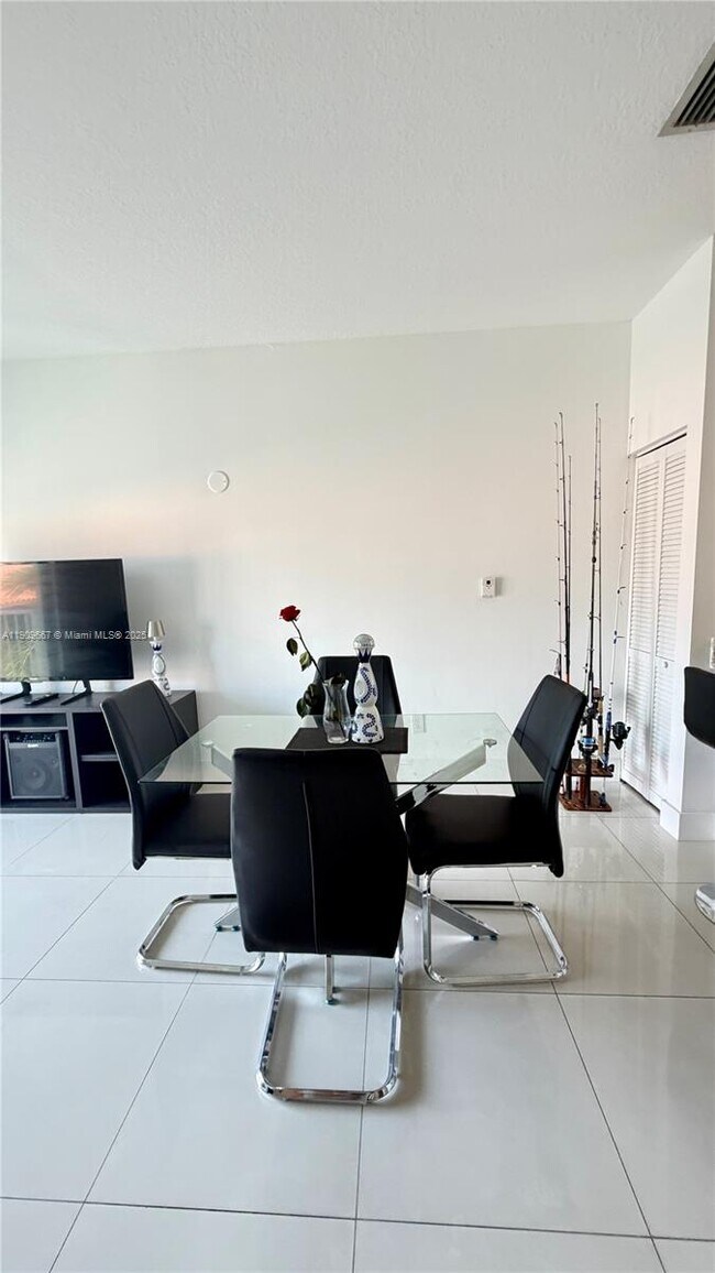 695 SW 11th St in Miami, FL - Foto de edificio - Building Photo