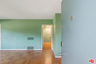 5116 Village Green in Los Angeles, CA - Building Photo - Building Photo