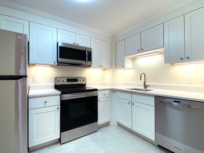 40 Williams St, Unit 404 in Brookline, MA - Building Photo - Building Photo